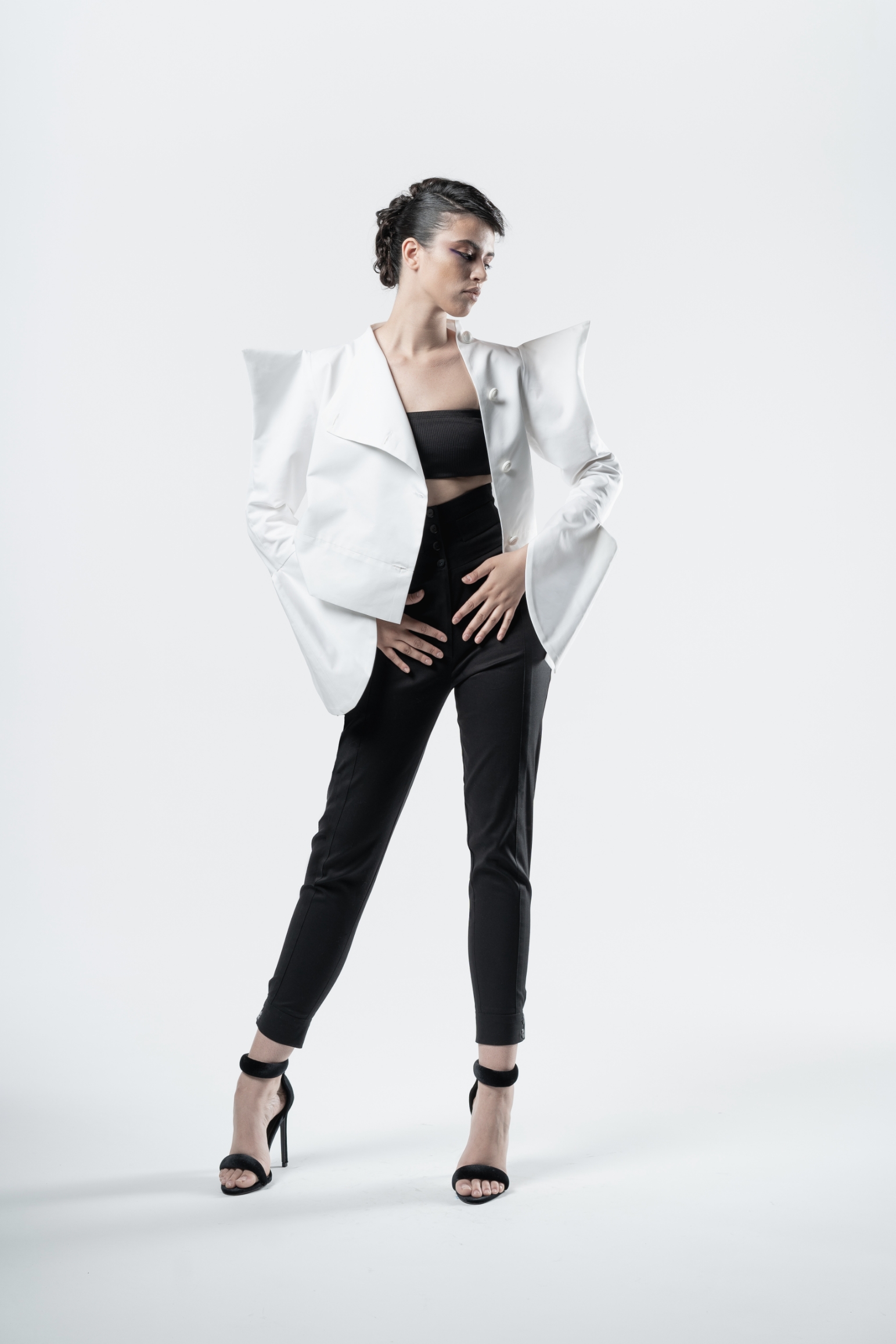 LONG SLEEVED CROPPED JACKET IN WHITE