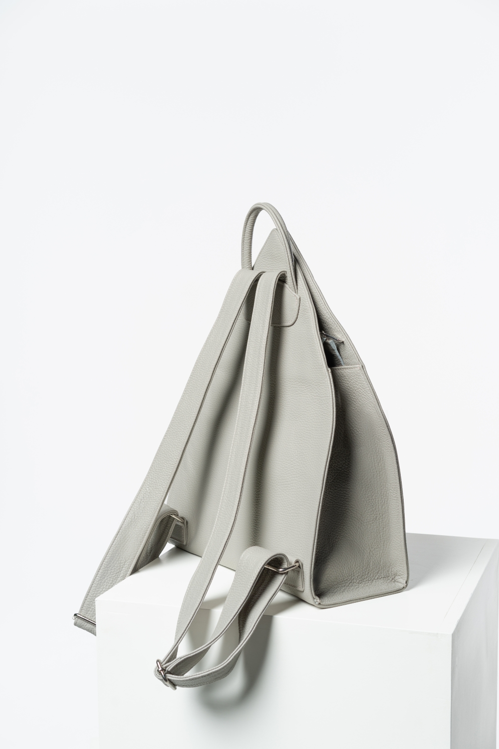 LEATHER BACKPACK IN GREIGE - Image 3