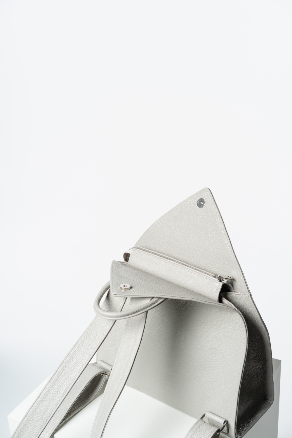 LEATHER BACKPACK IN GREIGE - Image 4